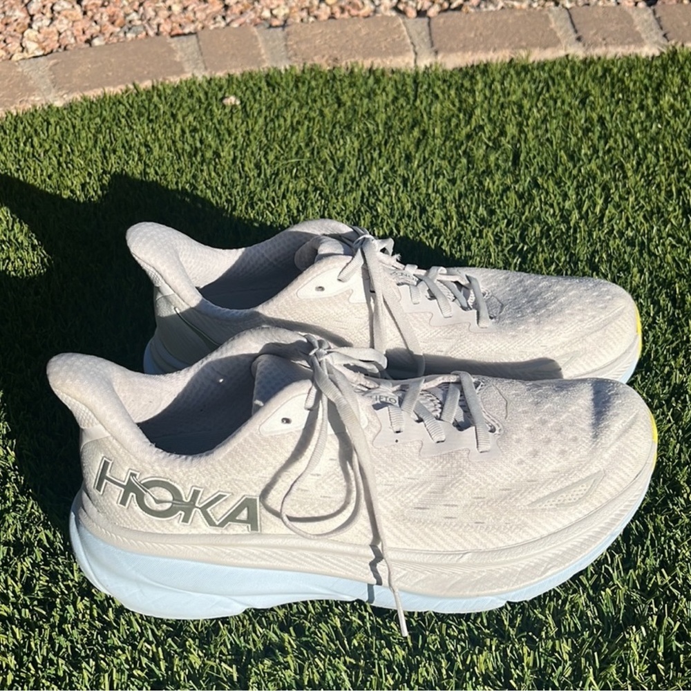 Hoka Clifton 9’s size Women’s 10